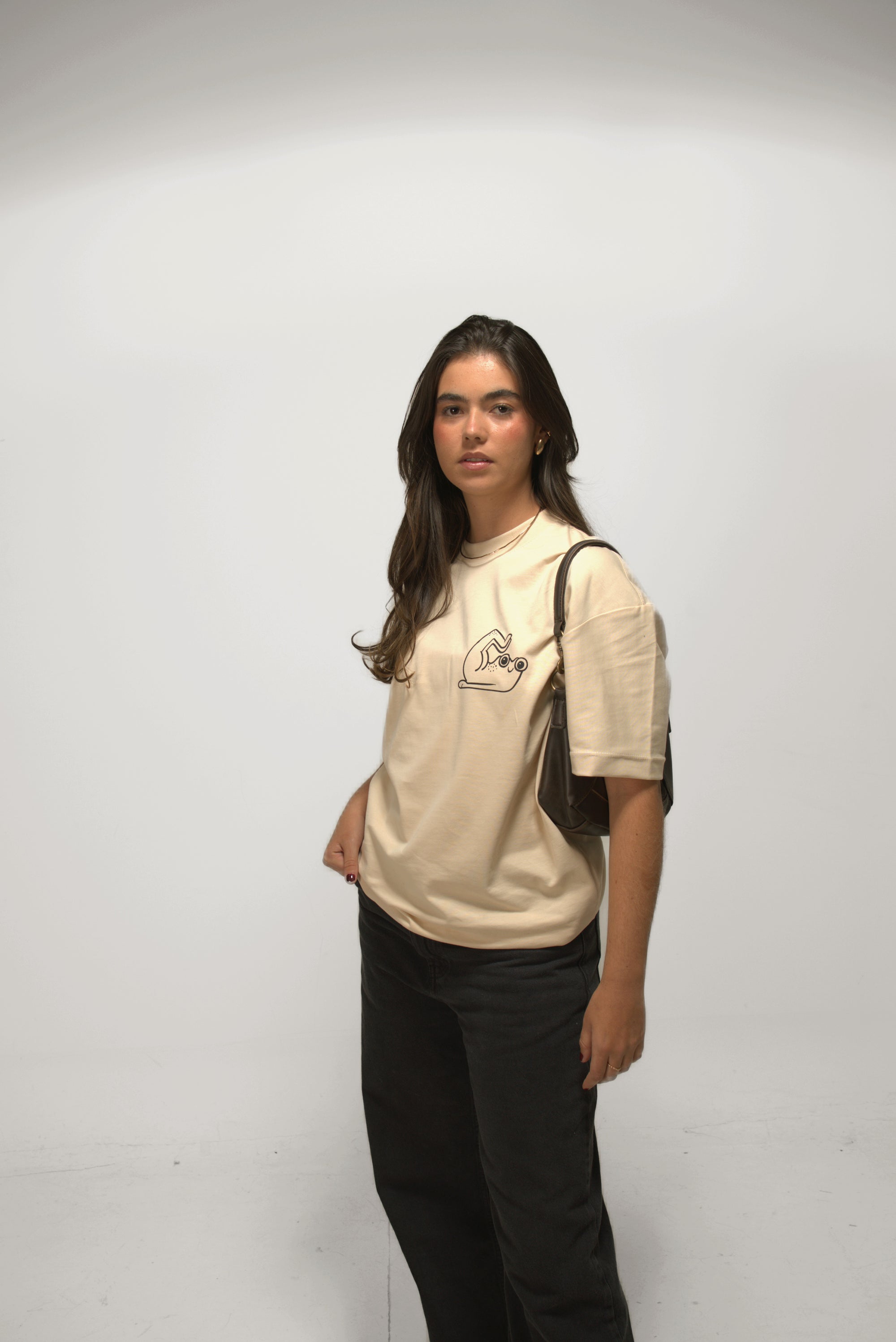 Camiseta Oversized Beige imagínate tú hablar mal de mi por delante