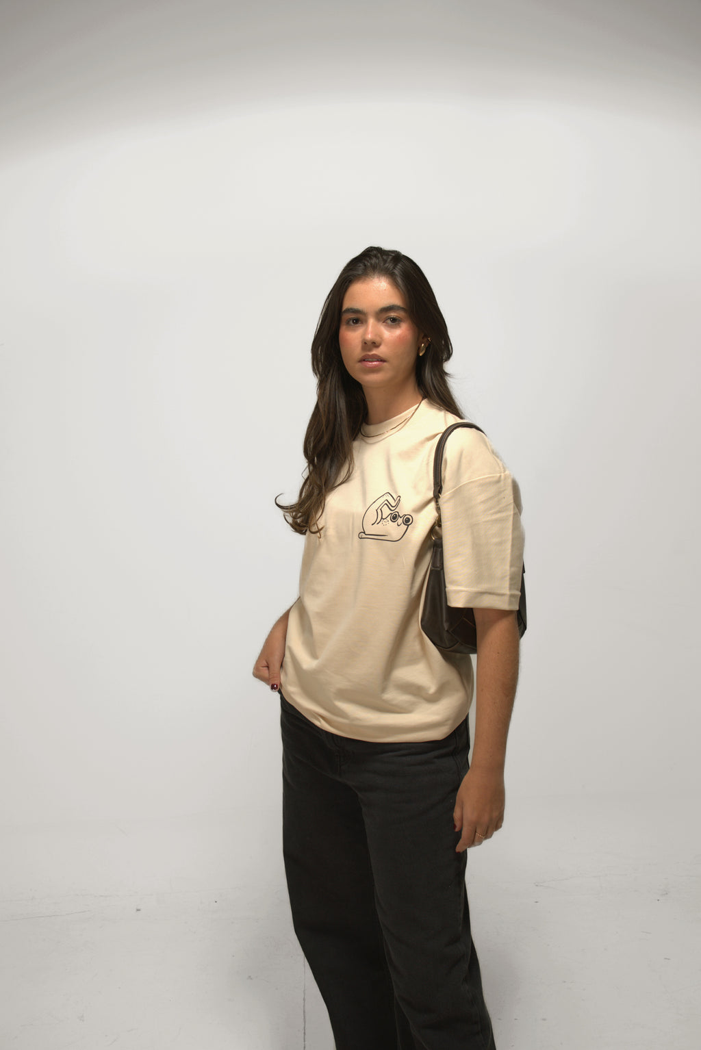 Camiseta Oversized Beige imagínate tú hablar mal de mi por delante