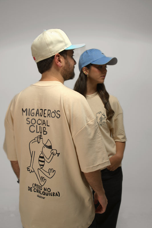 Camiseta Oversize Beige Migajeros Social Club por delante y por detrás