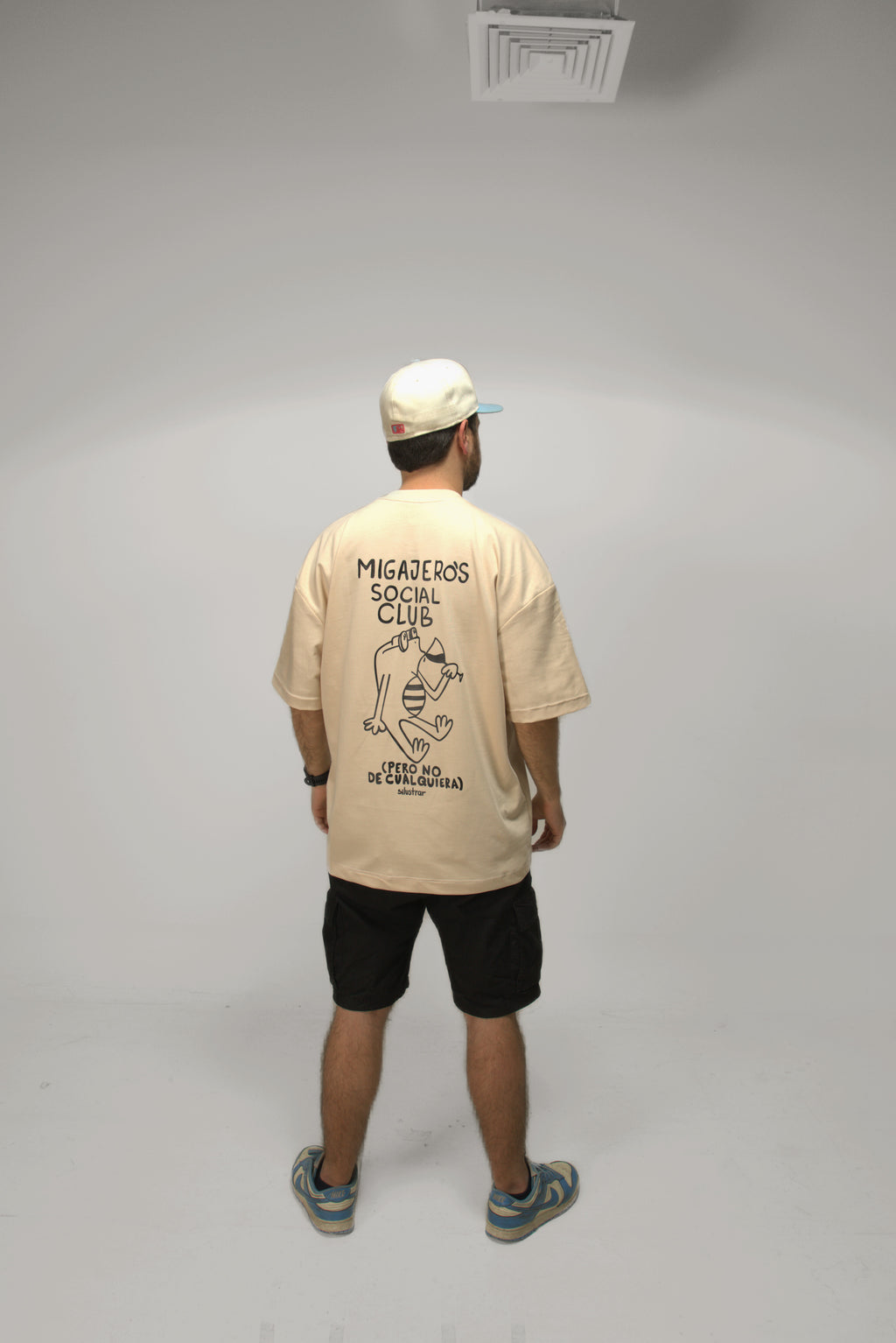 Camiseta Oversized Beige Migajeros Social Club por detrás