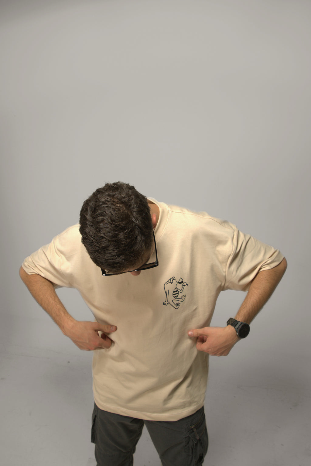 Camiseta Oversized Beige Migajeros Social Club por delante
