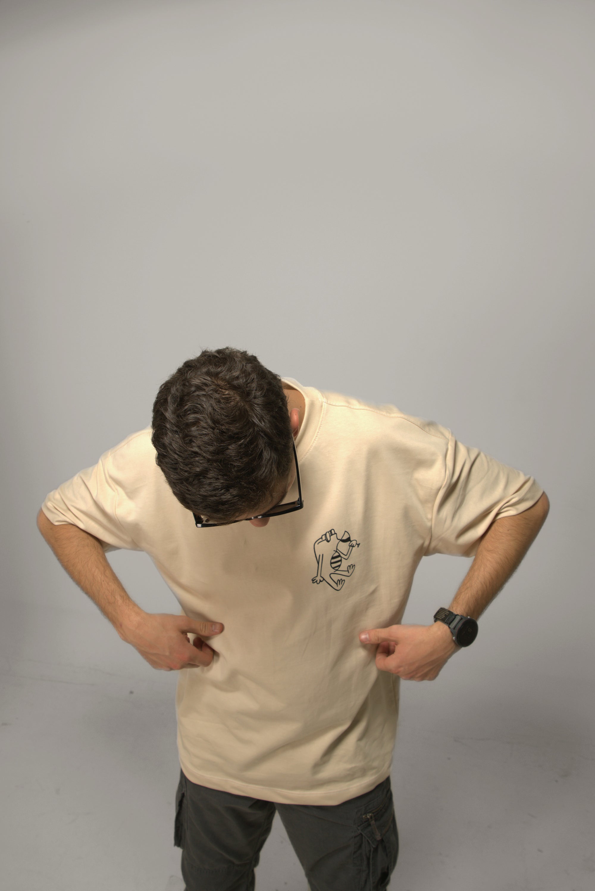 Camiseta Oversized Beige Migajeros Social Club por delante