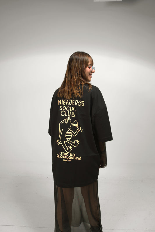 Camiseta Oversize Negra Migajeros Social Club por detrás